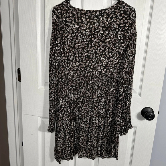 Billabong "On the Way" babydoll dress in off black, size M, crinkle, flowy - Picture 2 of 13